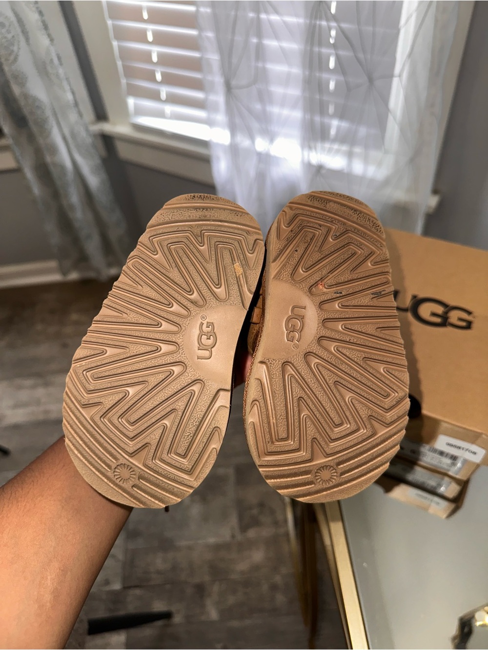 UGGS - Picture 4 of 5